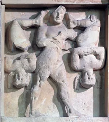 Magna Graecia : métope avec Héraclès et les Cercopes, relief en pierre, 575-550 av. J.-C.