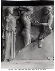 Metope X du Temple de Zeus représentant Hercule recevant les pommes d