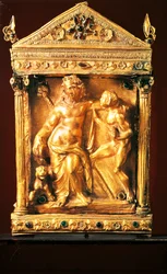 Naiskos avec Dionysos enivré et satyre, petit temple de style hellénistique avec grenats et émeraudes de Thessalie, IIe siècle av. J.-C.