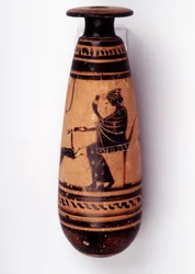 Peinture sur vase : alabastre utilisé pour contenir le parfum : une face représente une femme jouant avec une biche et tenant une fleur. Son panier pour tenir la laine est derrière elle. 500 av. J.-C. BNF, Cabinet des Médailles.
