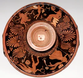 Patère avec ménade et Éros (terre cuite, 325-300 av. J.-C.)