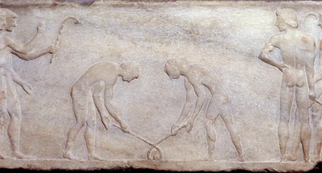 Art de la Grèce antique : Jeu de balle avec crosse (principe du hockey actuel)