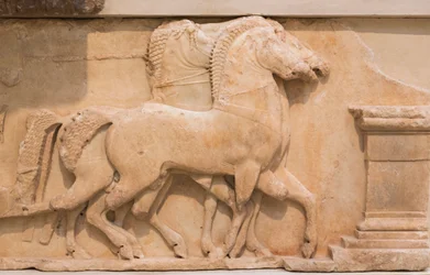 Quadrige tiré par quatre chevaux du frise sud du Trésor des Siphniens, construit vers 530-480 av. J.-C.