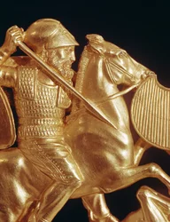 Peigne orné de guerrier en combat