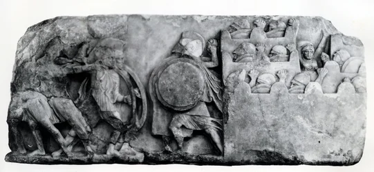 Section de la frise du Monument des Néréides à Xanthus, vers le IVe siècle av. J.-C. (relief)