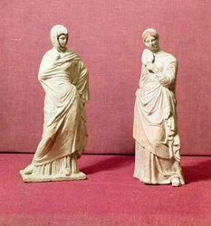 Deux statues de femmes debout, de Tanagra, vers 350 av. J.-C.