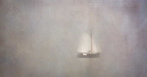 Voilier dans la brume