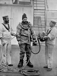Un plongeur du cuirassé HMS Camperdown en tenue de plongée, 1896