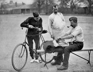 Un soldat des 2nd Life Guards se préparant pour le défilé, 1896
