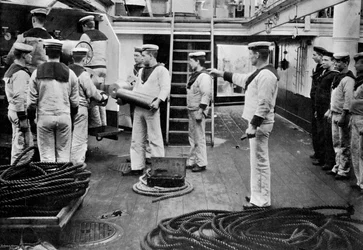 Exercice avec un canon de 6 pouces à tir rapide à bord du cuirassé HMS Resolution, 1896