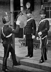 Frapper le gong à la porte principale de la caserne de cavalerie d