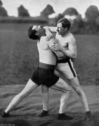 Le corps tient et le cou double, démonstration de lutte, Aldershot, Hampshire, 1896