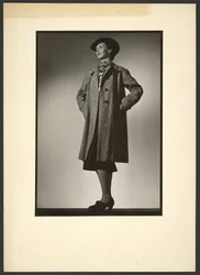 [Femme modelant un manteau]
