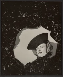 [Femme portant un chapeau]