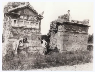 Des garçons parmi les tombes (photo)