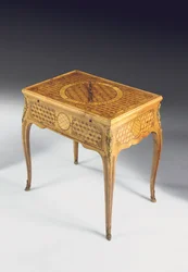 Table de jeu avec sabots du 19e siècle