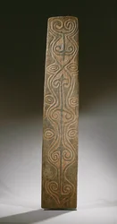 Bouclier rectangulaire de Nouvelle-Guinée, décoré de volutes sculptées en relief, le dos avec six tenons sculptés pour tenir des boucles en rotin, rivière April