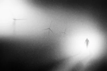 Une silhouette solitaire, une lumière éclatante
