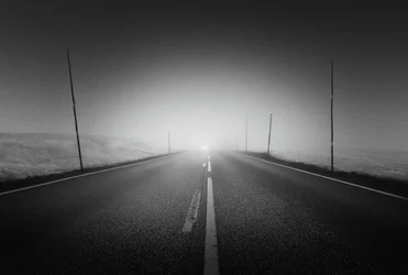 Une route mystérieuse dans le brouillard