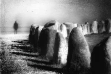 Paysage mystérieux avec un cercle de pierres