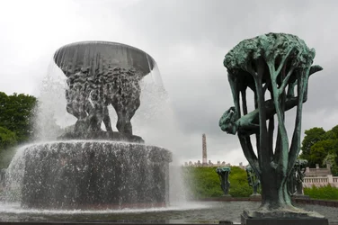 Fontaine et sculpture "Fille dans un arbre" dans le parc Frogner, Oslo, Norvège