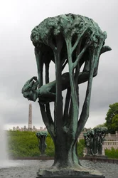 Fille dans un arbre, sculpture du parc Frogner, Oslo, Norvège