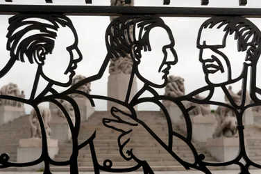 Portes en fer forgé de la sculpture des hommes nus au parc Frogner, Oslo, Norvège