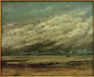 Bateau à voile près de la côte, ciel orageux