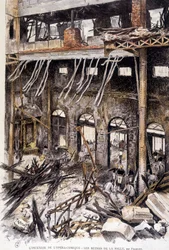 Pompiers travaillant dans les ruines de la salle de l
