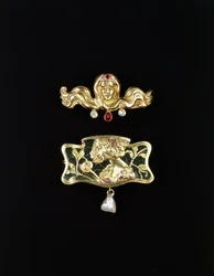 Une broche Art Nouveau par Gustave-Roger Sandoz, et une broche Art Nouveau en métal en forme de plique à jour et une perle pendante, broche dorée et pierres précieuses, c.1900