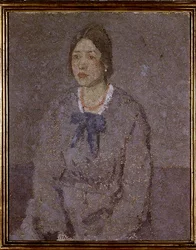 Femme avec un collier de corail