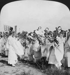 Prêtres shinto dans une procession funéraire pour les victimes de Hitachi Maru, Tokyo, Japon, 1905