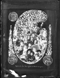 1884; Mille huit cents joyaux de la Colombie-Britannique vous saluent!; photographie composite composée de portraits d