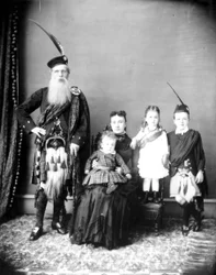 Soit Donald et Harriet Mackay et leur famille, soit Charles Ross avec sa femme, Catherine Toma, et leurs enfants, vers 1885