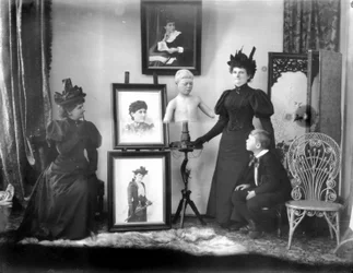 Hannah Maynard et son petit-fils Maynard MacDonald, qui est aussi la statue, vers 1895
