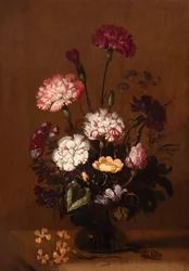 Nature morte de œillets, roses et cyclamens dans un vase en verre sur un rebord de pierre avec une sauterelle