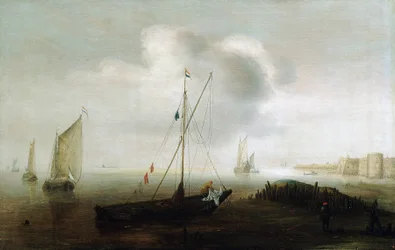 Un bateau de pêche, portant le drapeau néerlandais, voile baissée, près du rivage, une figure sur le bateau, portant un imperméable jaune, manipule la voile