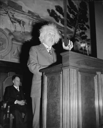 Albert Einstein parlant, vers 1940 (photo n/b)