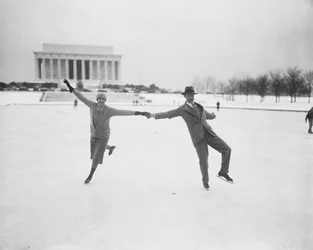 Couple patinant sur le bassin de marée, Washington DC, USA, janvier 1930