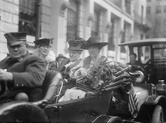 Jeanette Rankin arrivant pour prêter serment au Congrès