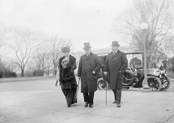 John Pierpont Morgan avec son fils et sa fille assistant à l