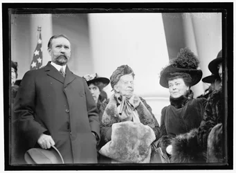 Miss Belva Ann Lockwood, avec le sénateur Southerland