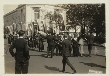 La police saisit les bannières des suffragistes avant qu