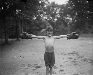 Jeune garçon avec des gants de boxe