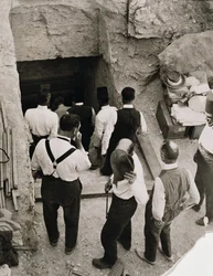 Une fête descendant les marches vers la tombe de Toutankhamon, Vallée des Rois