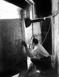Découverte de la tombe du pharaon Toutankhamon dans la Vallée des Rois (Égypte) : Howard Carter regardant à travers les portes du deuxième sanctuaire, 4 janvier