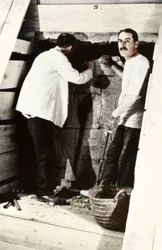 Howard Carter et un collègue fouillant une tombe dans la Vallée des Rois, Égypte, 1922