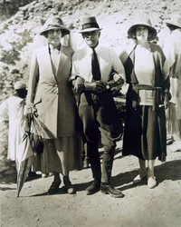 De gauche à droite : Lady Somerleyton, Colonel Watson Pasha et la Hon. Lady Alexander à la tombe de Toutankhamon, Vallée des Rois