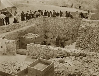 Lord Carnarvon (1866-1923), Lady Evelyn Herbert et Howard Carter (1873-1939) devant la tombe de Toutânkhamon, vallée des Rois