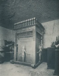 Sanctuaire canope richement sculpté et scintillant d